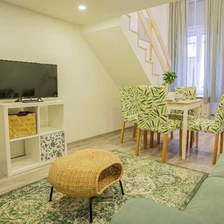 Cosy Flat In Akacfa Str., Aya Apartment Budapest Luaran gambar