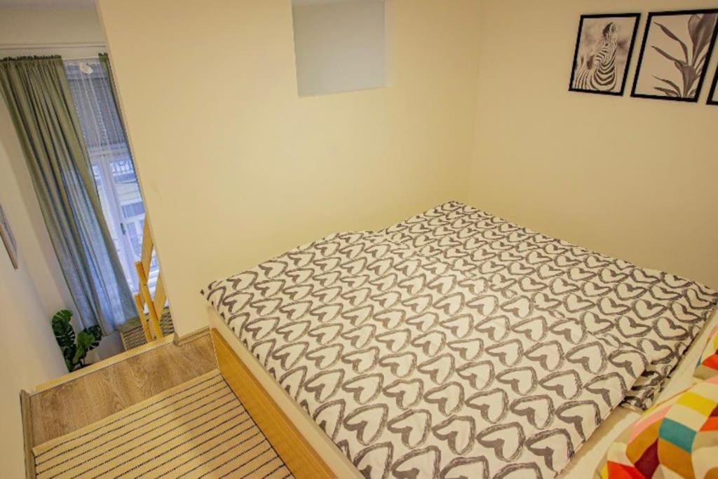 Cosy Flat In Akacfa Str., Aya Apartment Budapest Luaran gambar