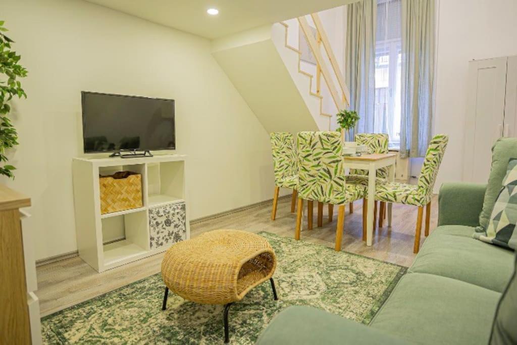 Cosy Flat In Akacfa Str., Aya Apartment Budapest Luaran gambar