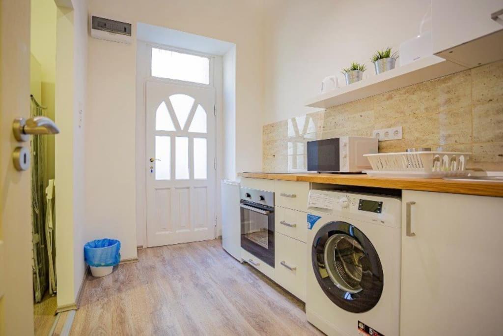 Cosy Flat In Akacfa Str., Aya Apartment Budapest Luaran gambar